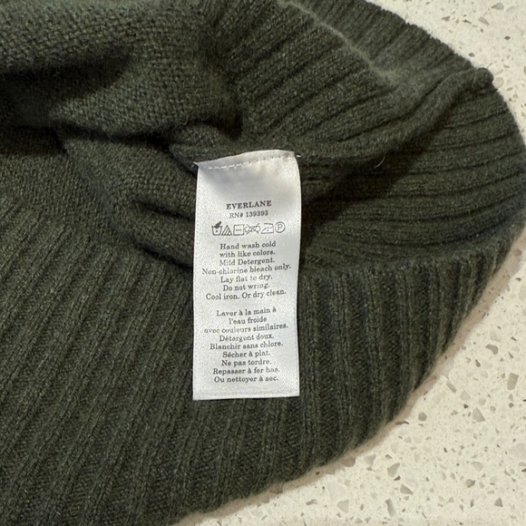 Everlane Dark Green V-Neck recycled cashmere Sweater size medium - Picture 6 of 6
